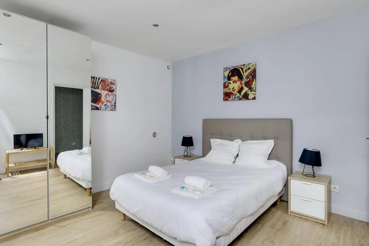 170 Suite Angouleme Large Duplex Style Apt With1 Bdr Paris Central アパート